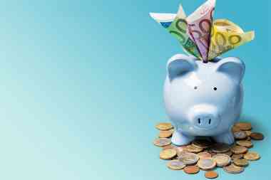 © BillionPhotos.com - stock.adobe.com Sparschwein mit Bargeld