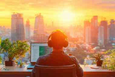 © nunoi - stock.adobe.com Mann mit Laptop und Skyline